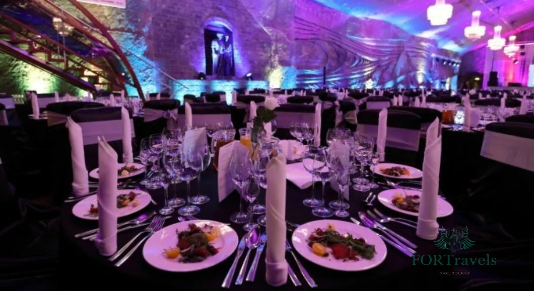 Gala dinner w sklepionej ceglanej piwnicy z iluminacją – FORTravels DMC Poland