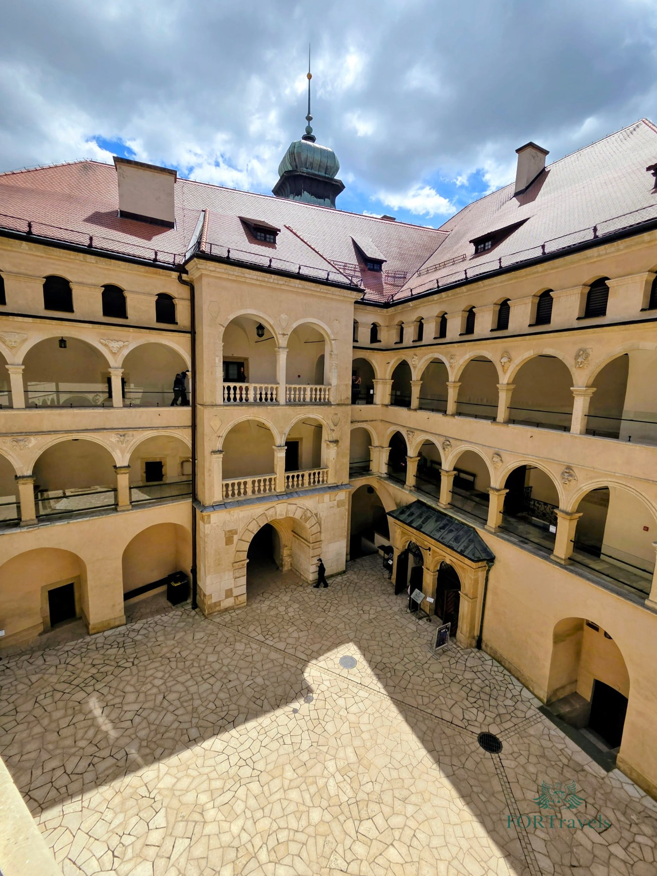 Renesansowy dziedziniec zamku Pieskowa Skała – FORTravels DMC Poland