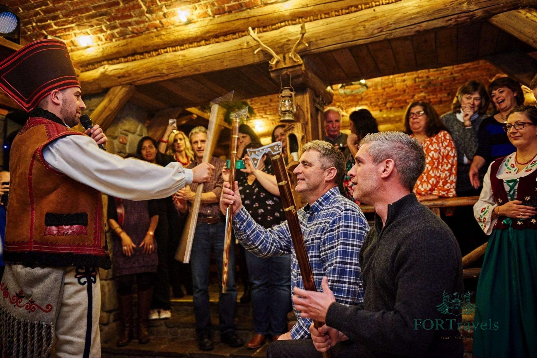 Goście uczestniczący w pokazie góralskim podczas gala dinner – FORTravels DMC Poland