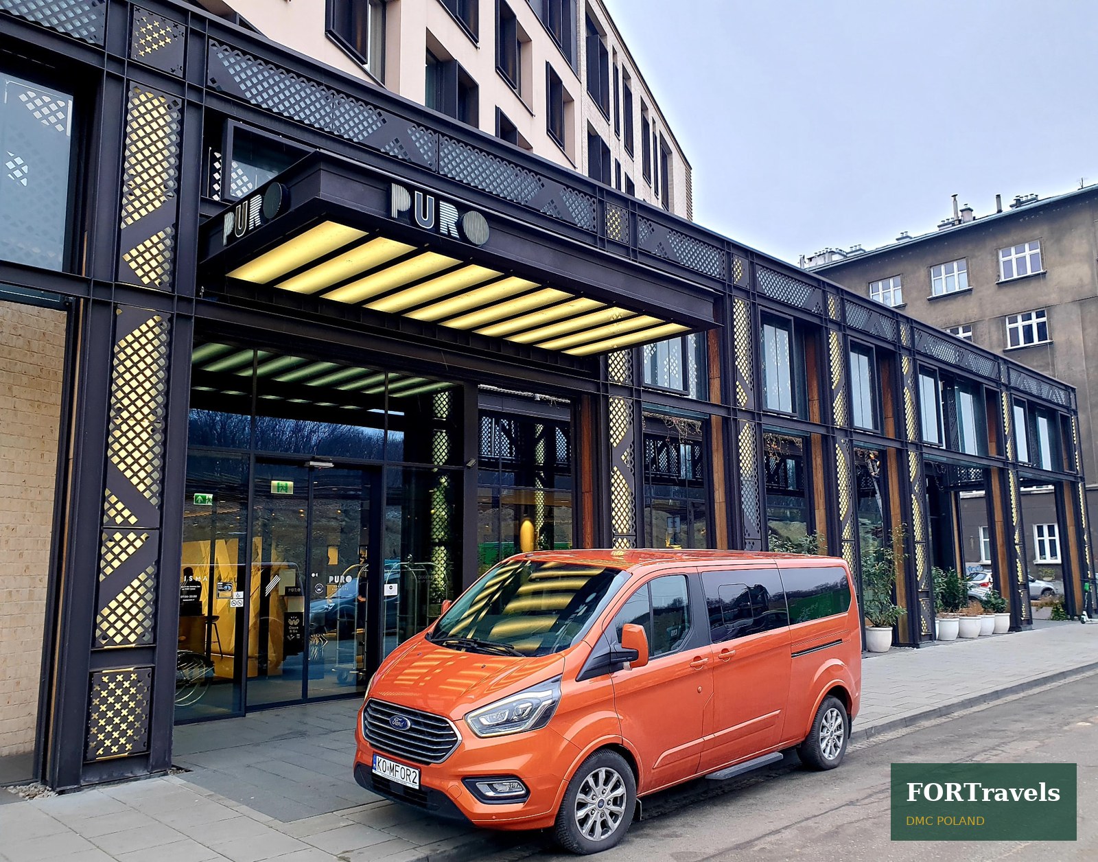 Transfer delegatów minivanem pod hotelem w Krakowie – FORTravels DMC Poland