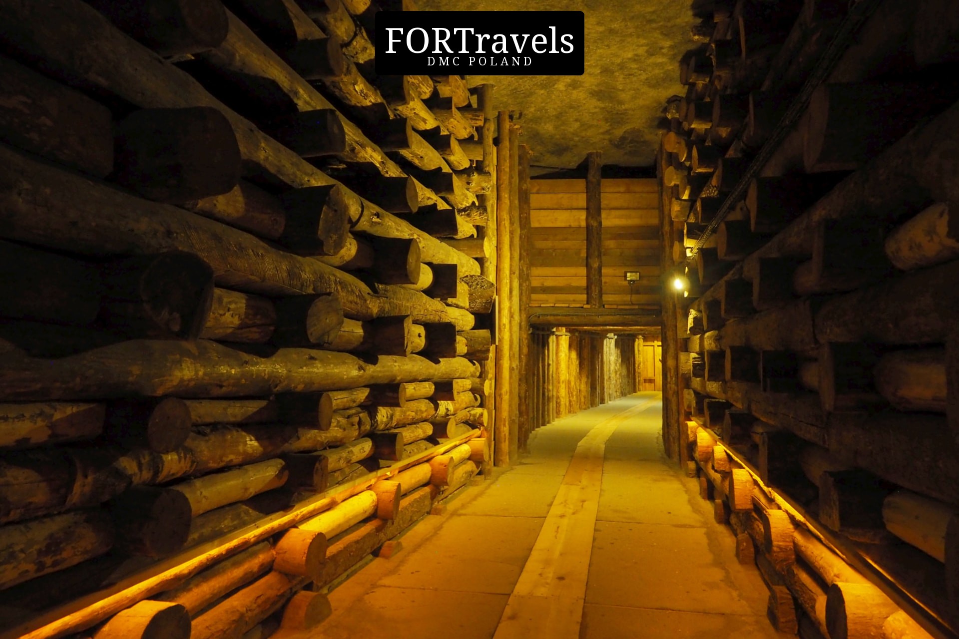 Zabytkowe drewniane zabezpieczenia chodnika kopalni – FORTravels DMC Poland