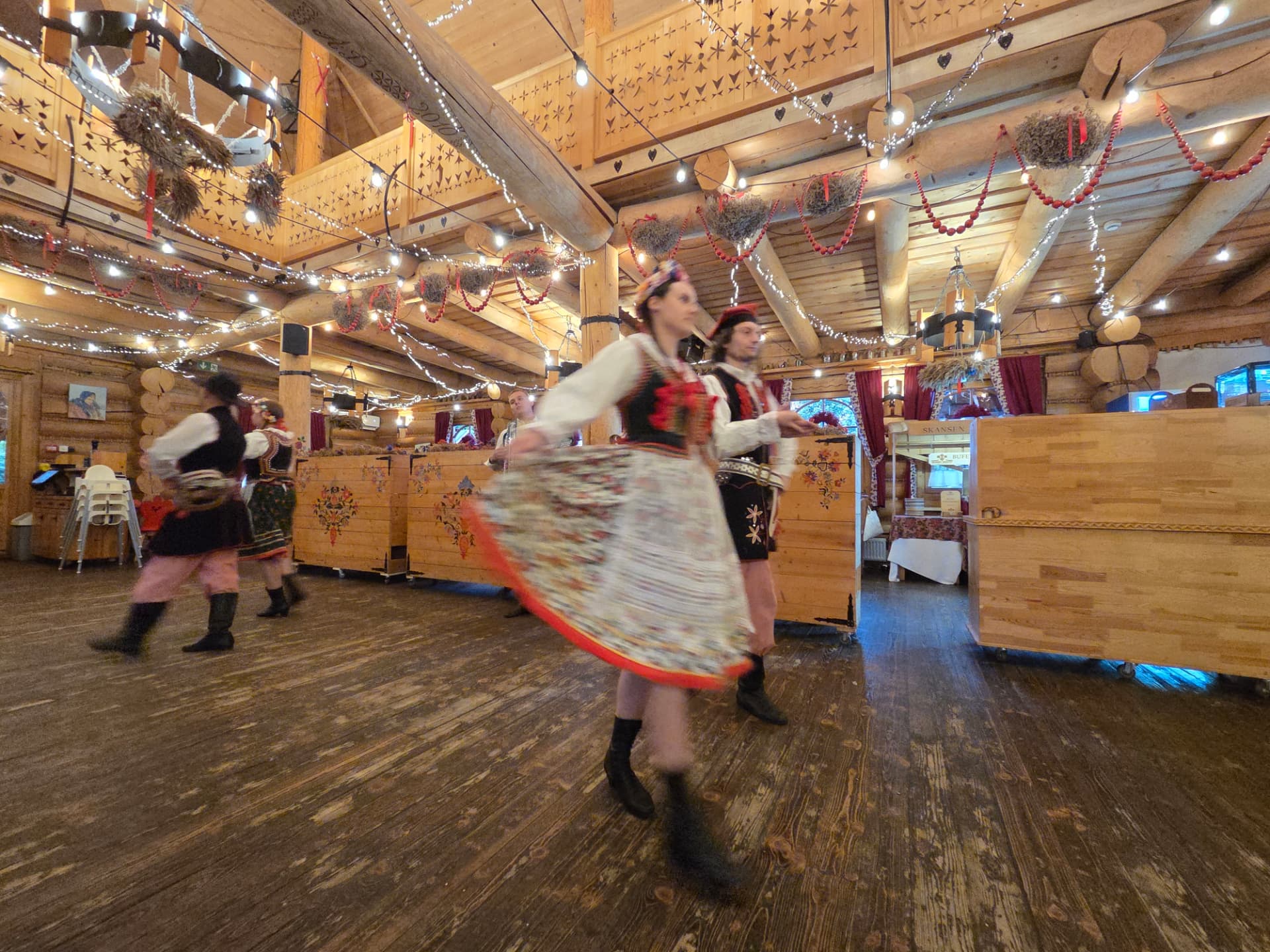 Folk dance couple performing with live accordion music — FORTravels DMC Poland