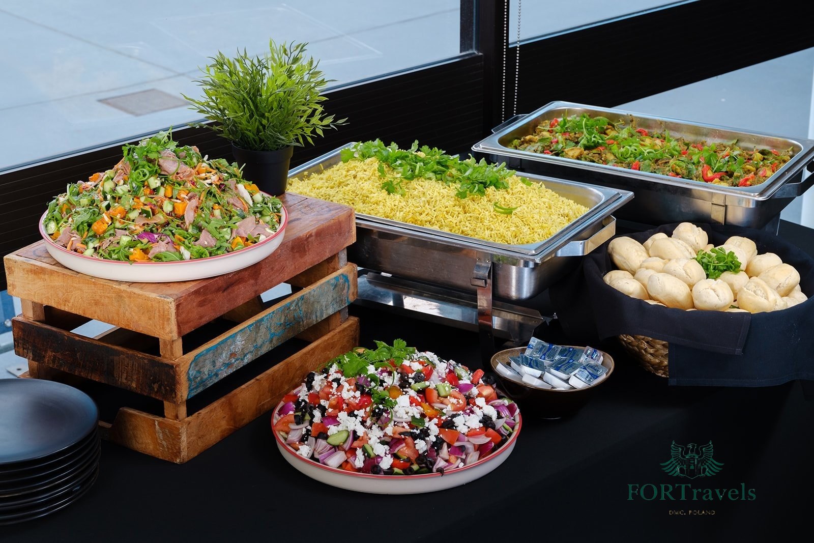 Lunch bufetowy z sałatkami i daniami ciepłymi dla grupy konferencyjnej – FORTravels DMC Poland