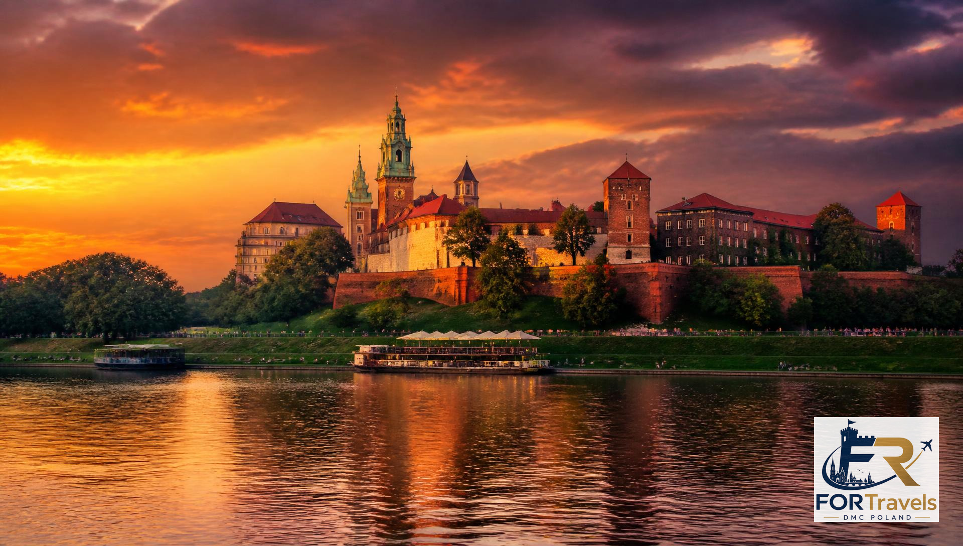 Zamek Królewski na Wawelu nad Wisłą o zachodzie słońca – FORTravels DMC Poland