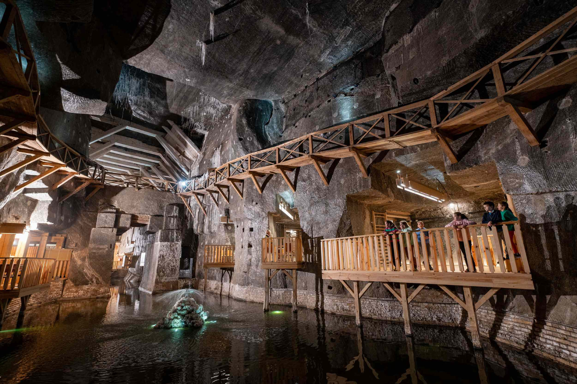 Podziemne jezioro i drewniane pomosty w Kopalni Soli Wieliczka
