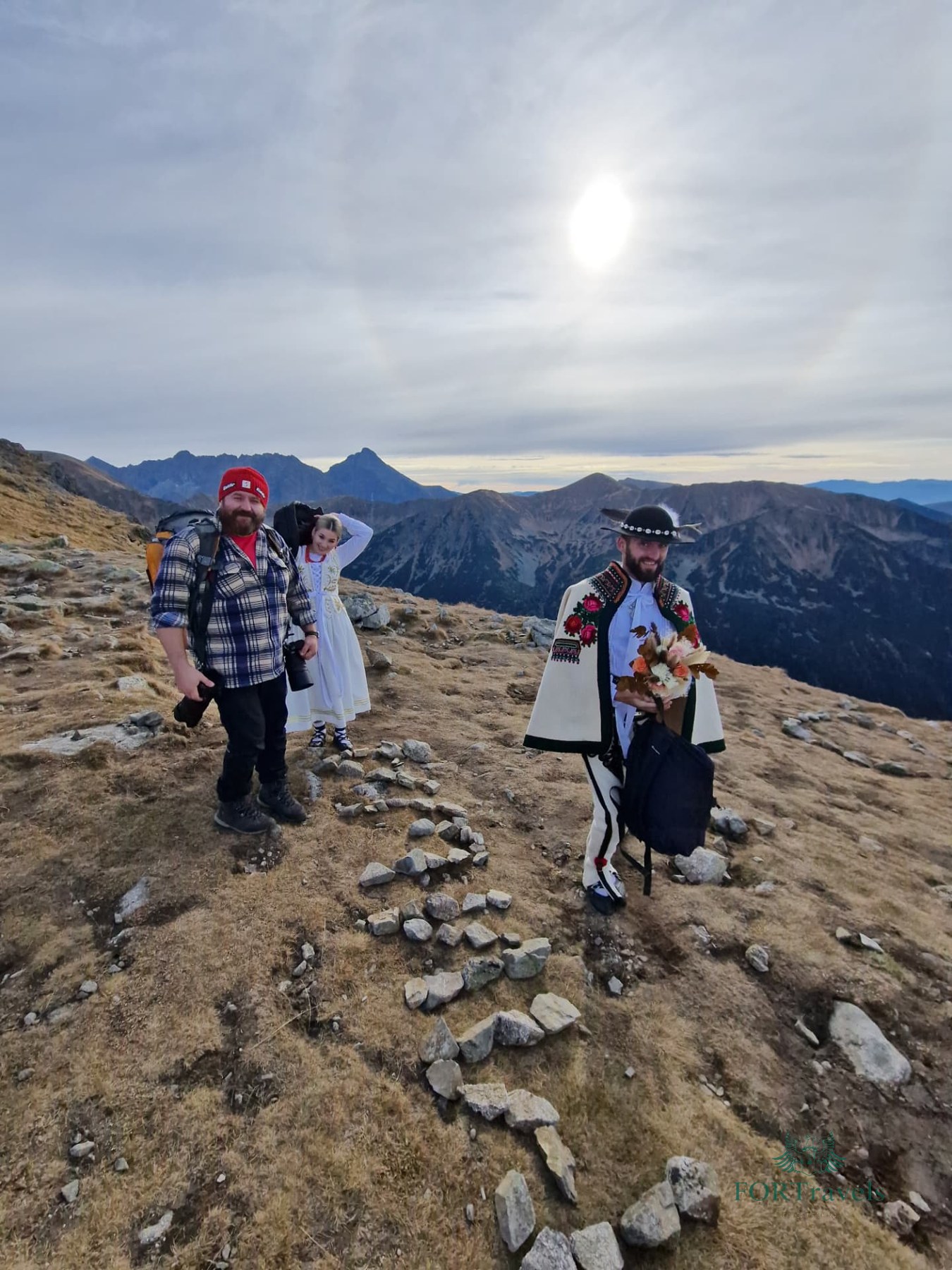 Górale w strojach regionalnych na tatrzańskiej grani – FORTravels DMC Poland