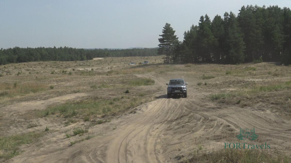 Konwój samochodów terenowych na piaszczystym szlaku – FORTravels DMC Poland
