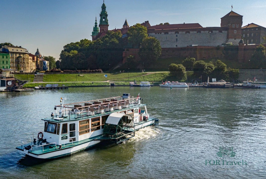 Statek bocznokołowy na Wiśle z panoramą Wawelu – FORTravels DMC Poland