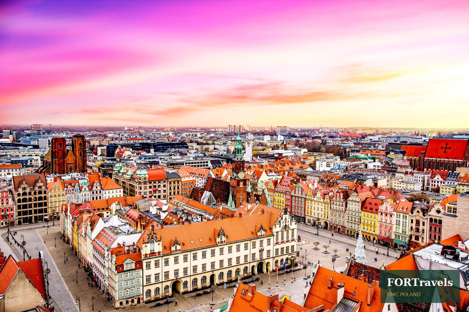 Rynek we Wrocławiu z lotu ptaka o zachodzie słońca