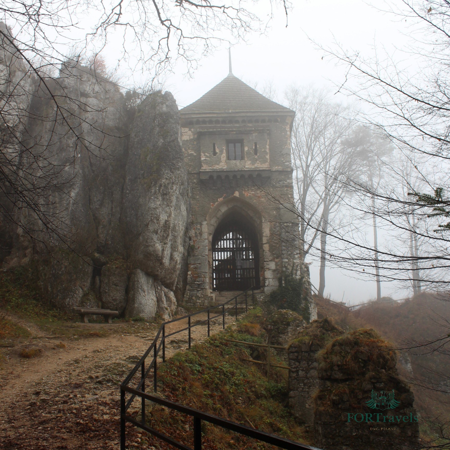 Brama zamku w Ojcowie we mgle – FORTravels DMC Poland