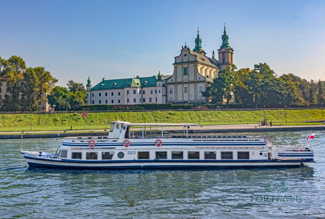 Statek na Wiśle na tle kościoła na Skałce – FORTravels DMC Poland