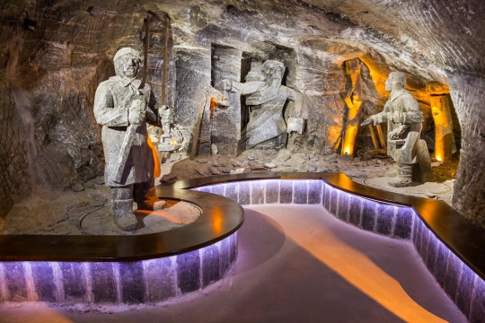 Solne rzeźby górników w podziemnej komorze w Wieliczce