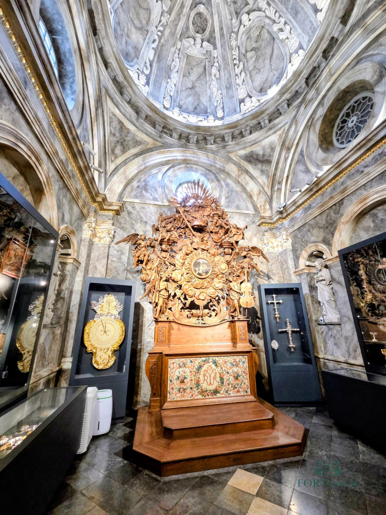 Zamkowa kaplica ze skarbcem sztuki sakralnej – FORTravels DMC Poland
