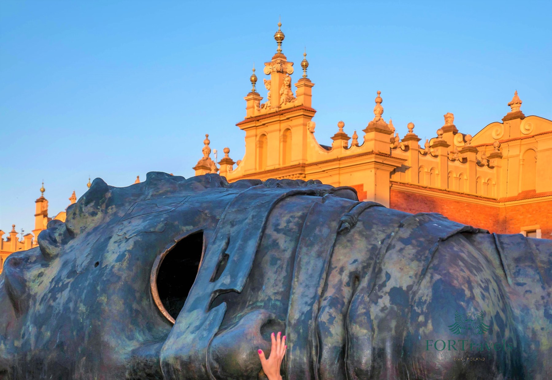 Rzeźba Eros Bendato przy Sukiennicach – FORTravels DMC Poland