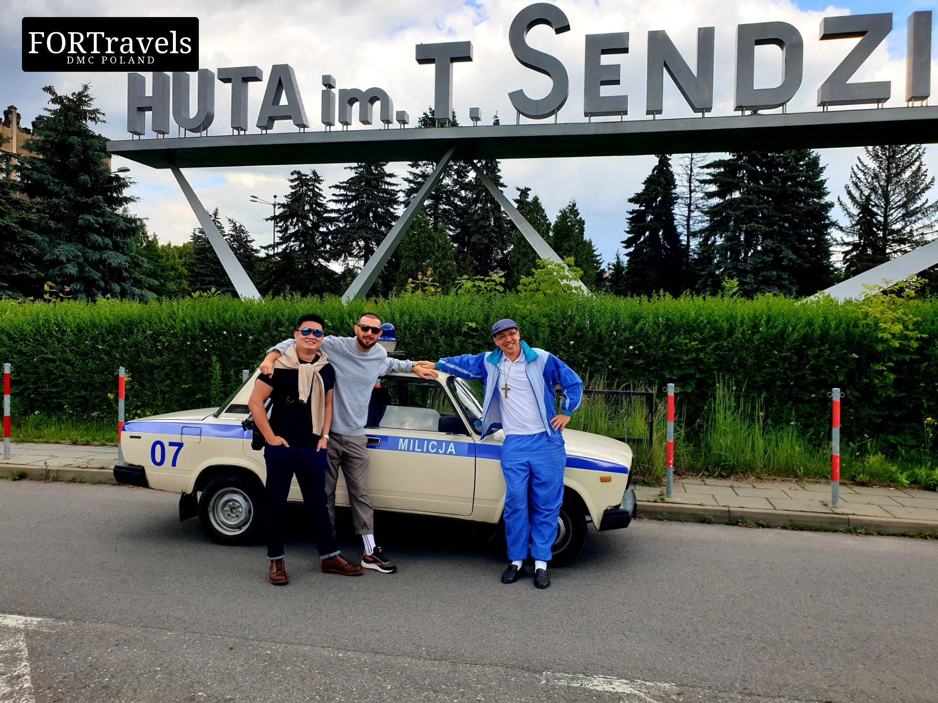 Goście przy retro samochodzie przed kombinatem w Nowej Hucie – FORTravels DMC Poland