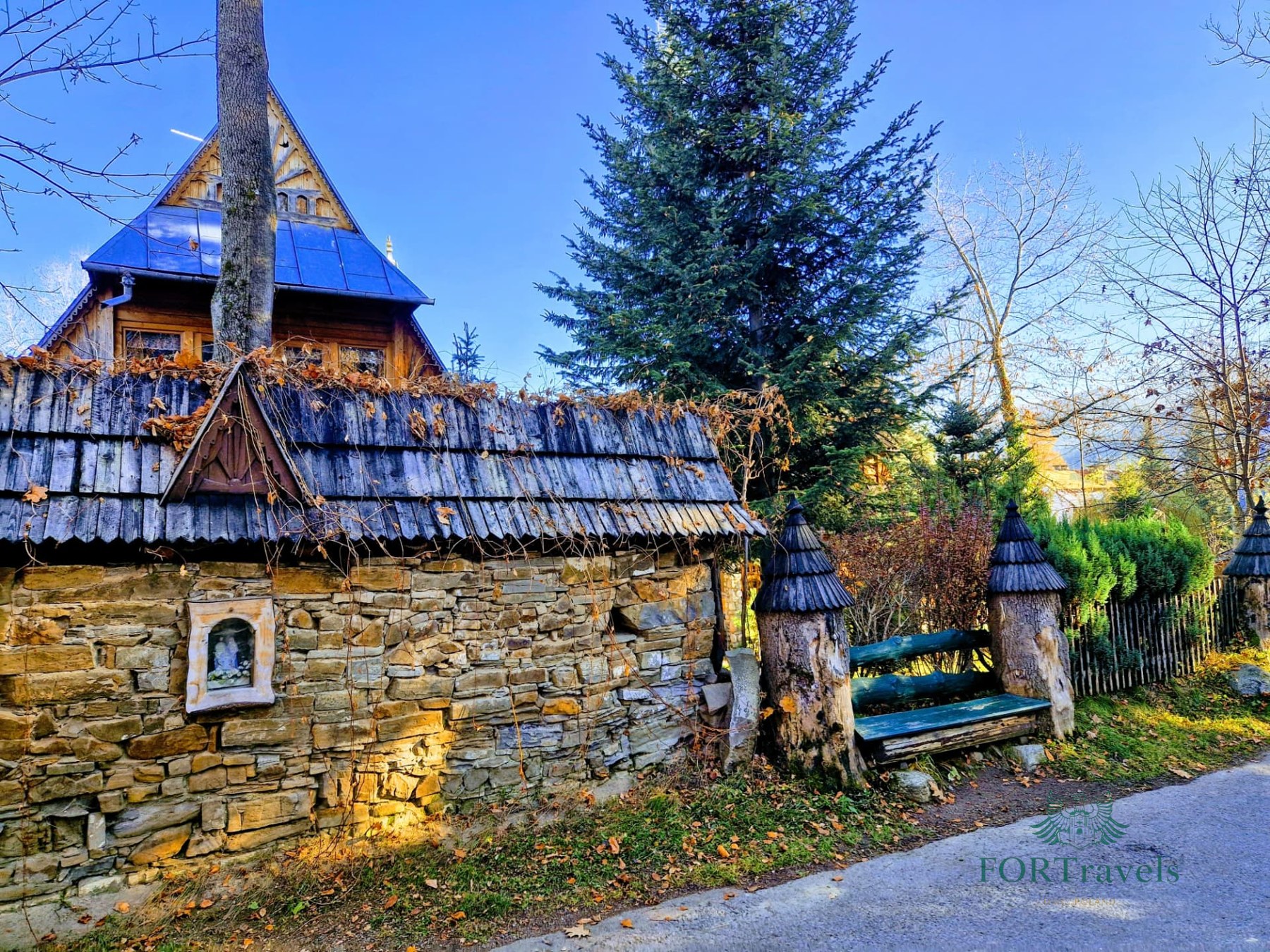 Zabytkowa drewniana chata w stylu zakopiańskim – FORTravels DMC Poland