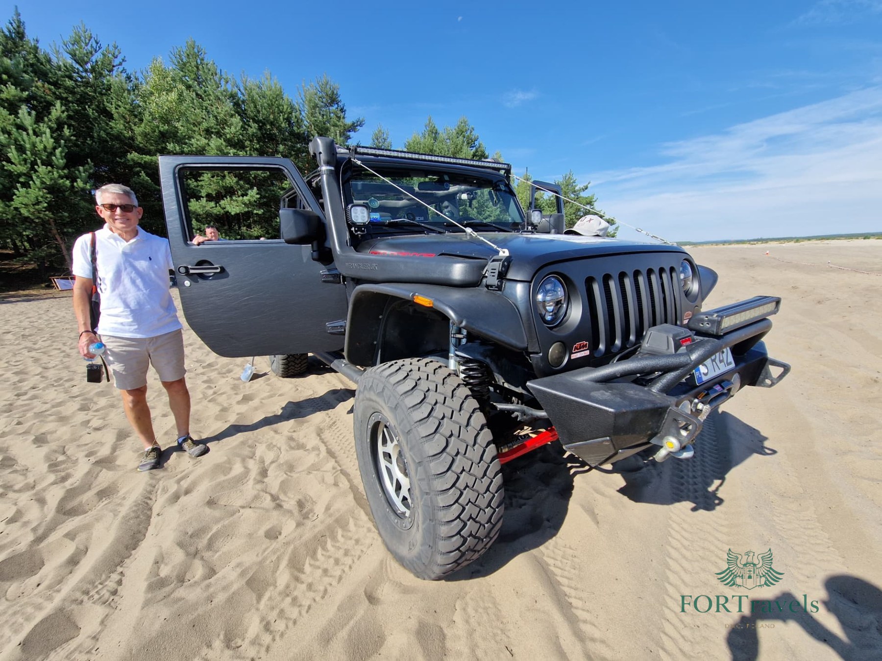 Terenowy Jeep Rubicon na piaskowej trasie off-road – FORTravels DMC Poland