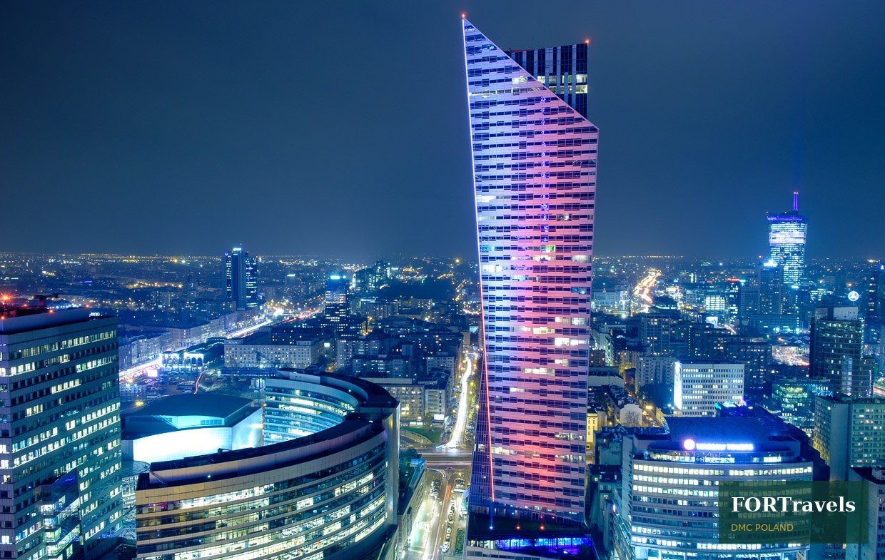 Nocna panorama Warszawy z wieżowcem Złota 44 – FORTravels DMC Poland