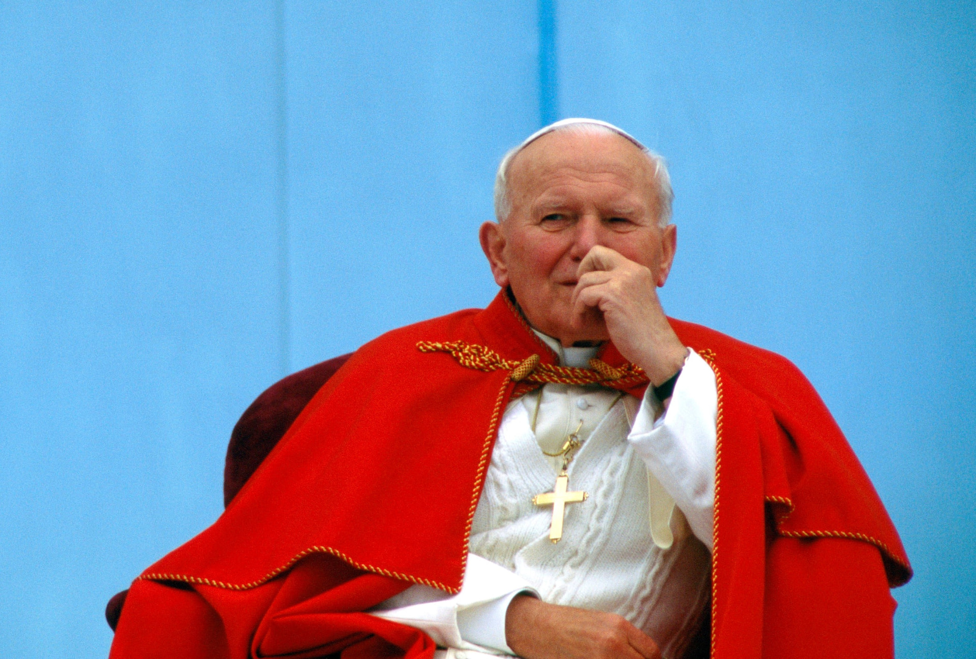 Papież Jan Paweł II w czerwonym płaszczu