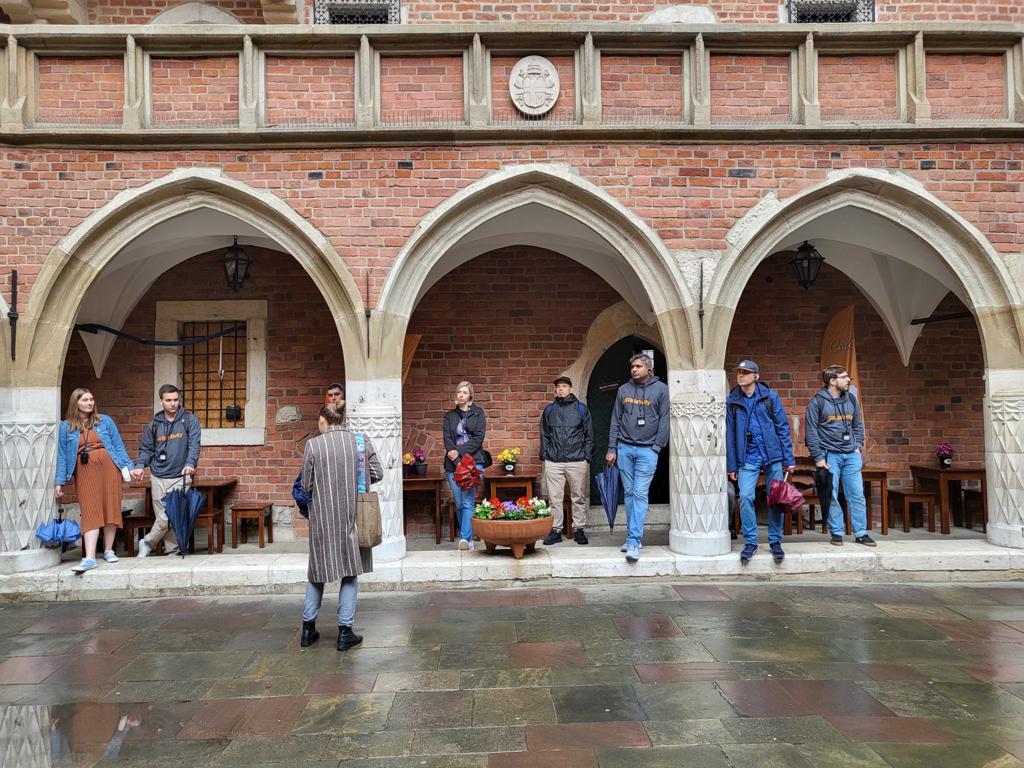 Guided walking tour for a group in the Collegium Maius courtyard, Kraków — FORTravels DMC Poland