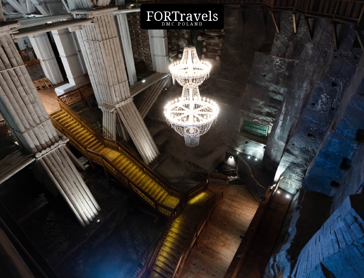 Komora Michałowice z kryształowym żyrandolem – FORTravels DMC Poland