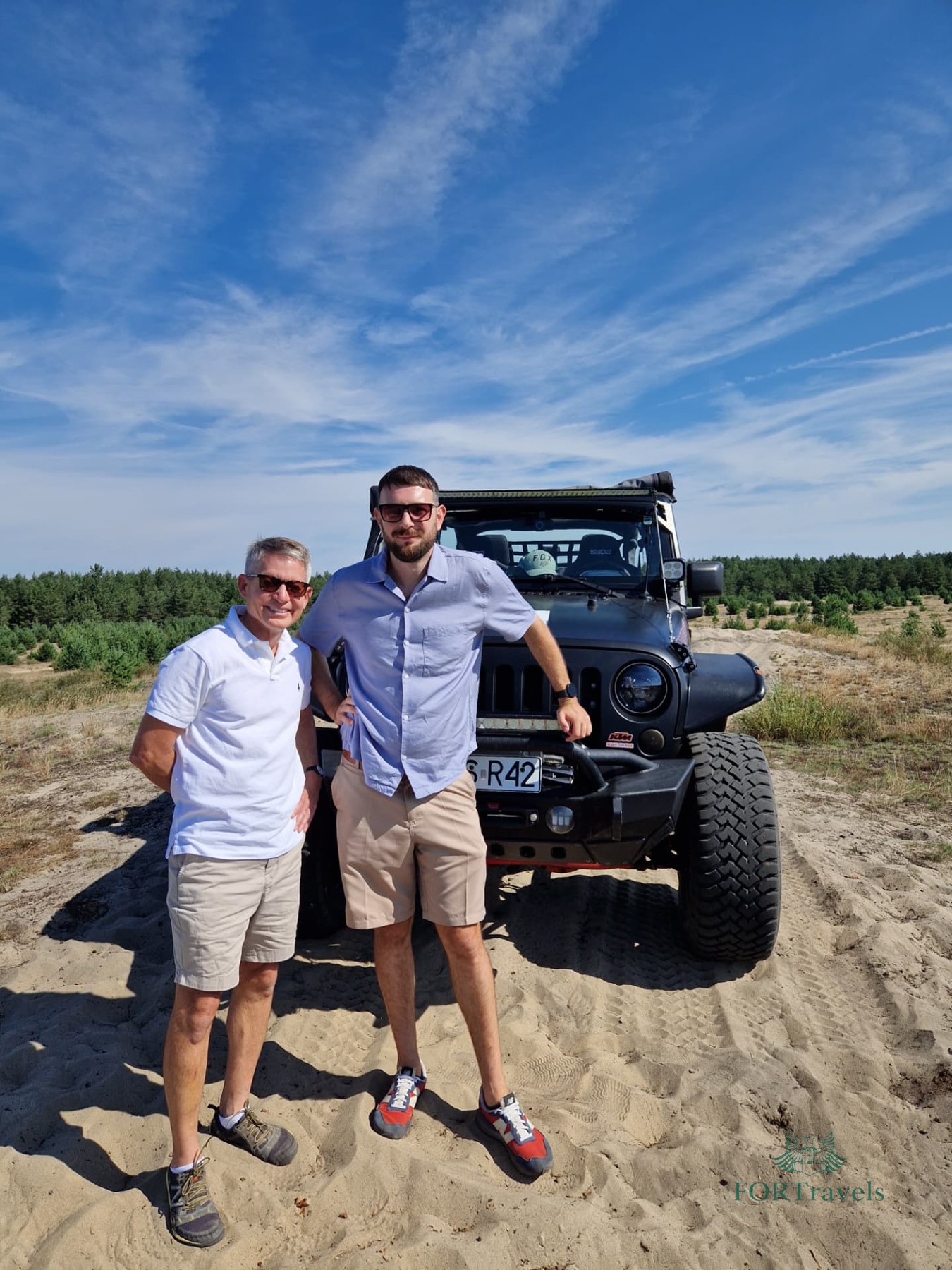 Pamiątkowe zdjęcie zespołu przed samochodem terenowym – FORTravels DMC Poland