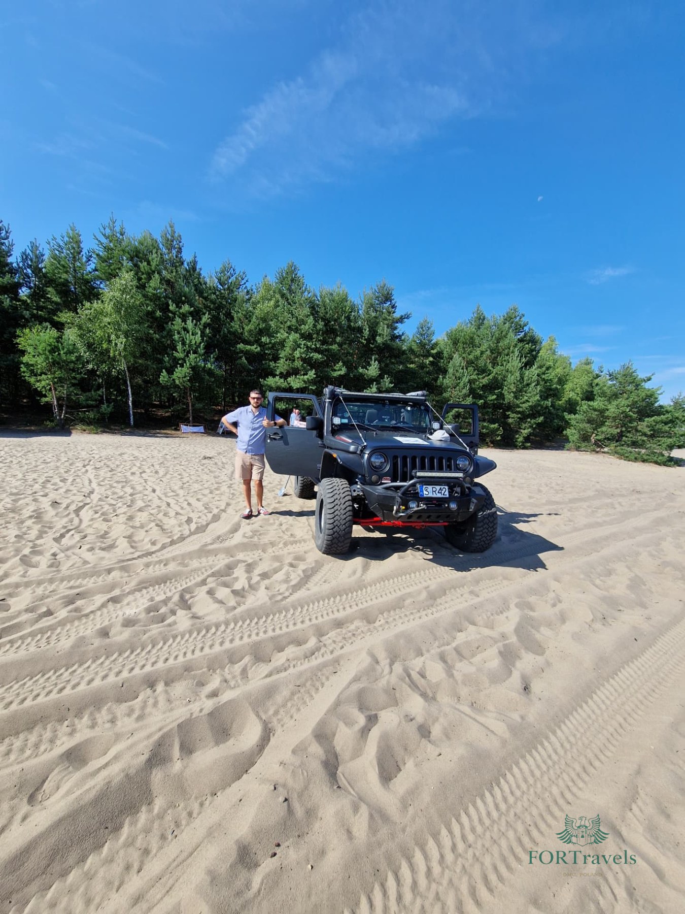 Jeep terenowy na wydmie przy sosnowym lesie – FORTravels DMC Poland