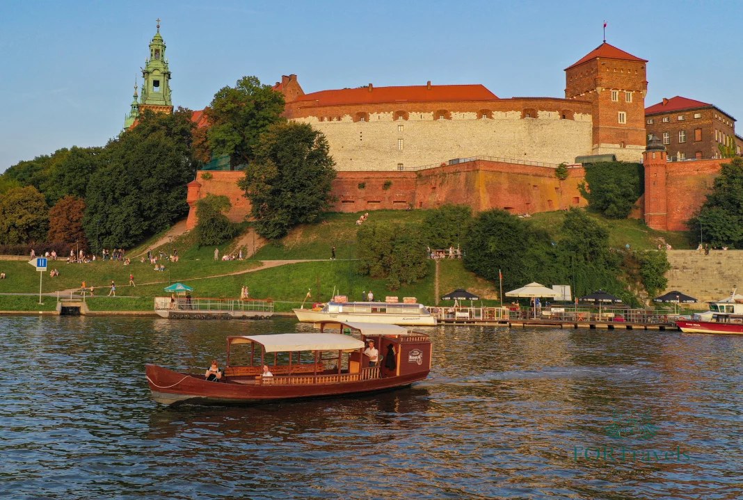 Drewniana łódź spacerowa na Wiśle o zachodzie słońca – FORTravels DMC Poland