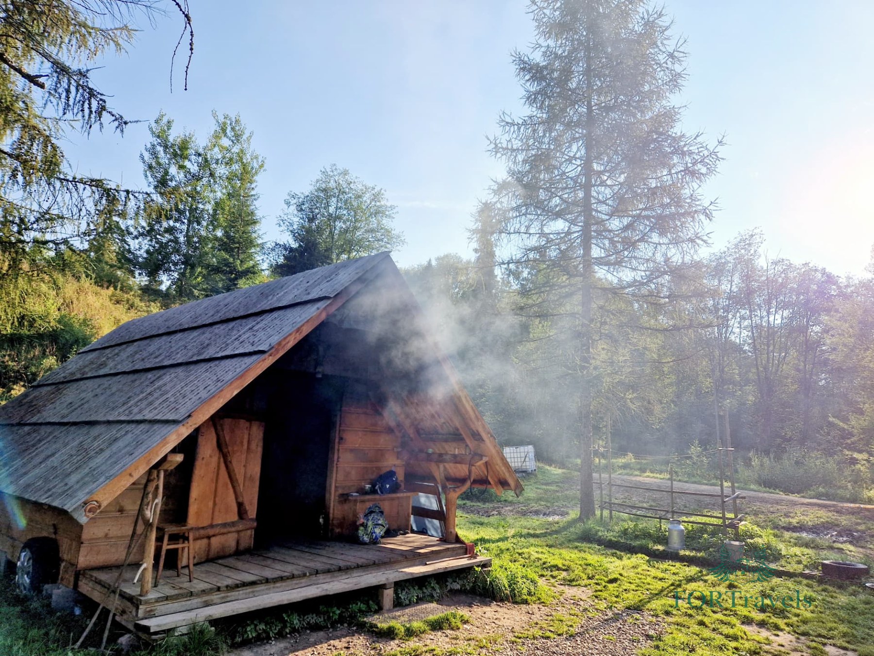 Bacówka z dymiącym paleniskiem u podnóża Tatr – FORTravels DMC Poland