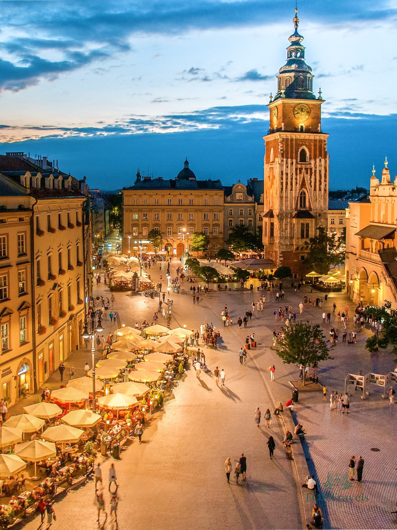 Wieża Ratuszowa i Rynek Główny wieczorem – FORTravels DMC Poland