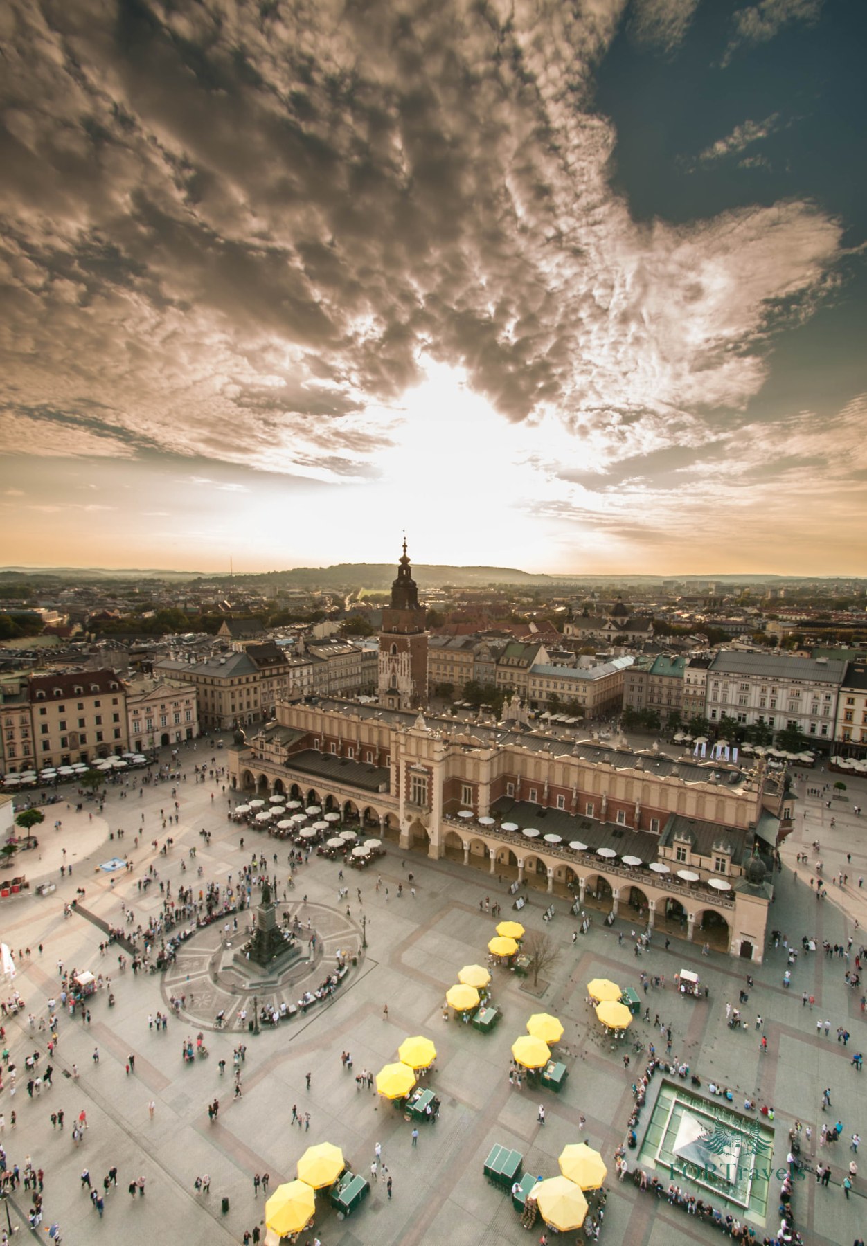 Rynek Główny w Krakowie z lotu ptaka o zachodzie słońca – FORTravels DMC Poland