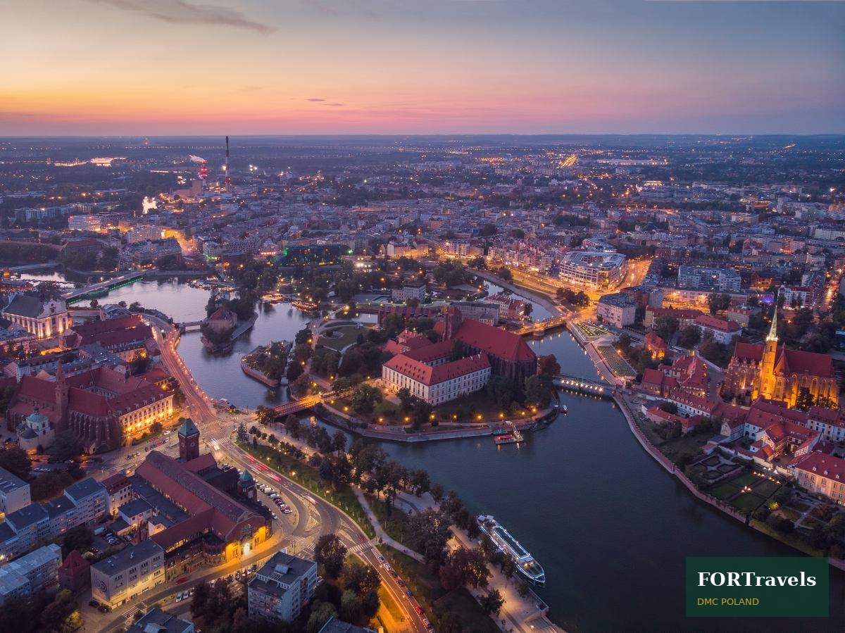 Panorama Wrocławia i Odry o zmierzchu