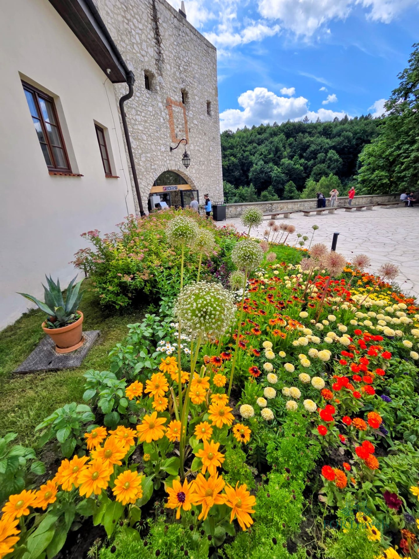 Ogrody i taras zamku Pieskowa Skała – FORTravels DMC Poland