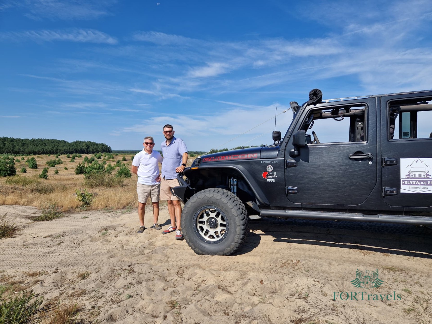 Grupa uczestników przy Jeepie Rubicon na wrzosowisku – FORTravels DMC Poland
