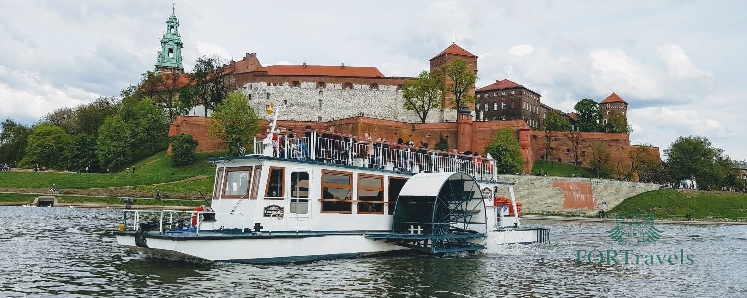 Grupa uczestników na pokładzie statku pod Wawelem – FORTravels DMC Poland
