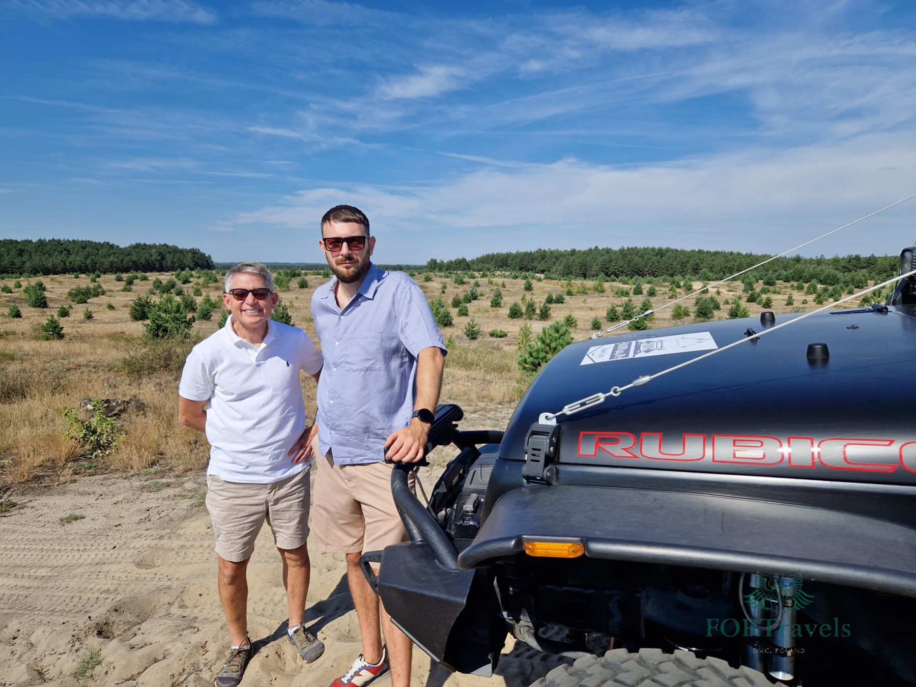 Briefing przy masce Jeepa Rubicon przed przejazdem – FORTravels DMC Poland